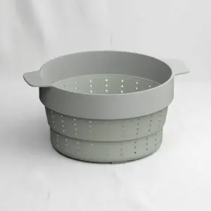 The Minimalist Culinary Studio (Steam & Strain Balance 24cm)